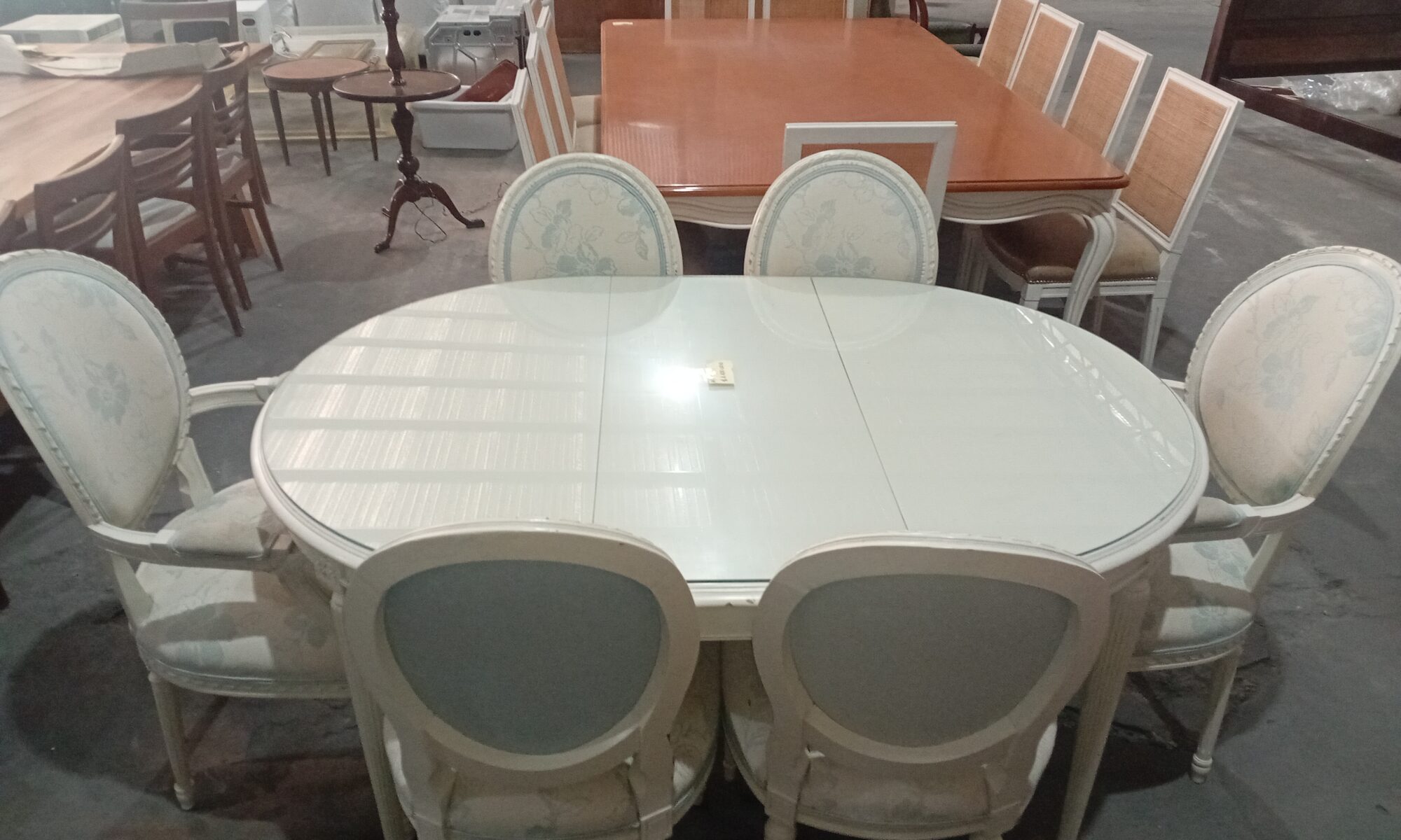 MESA CON SILLAS DE ESTILO