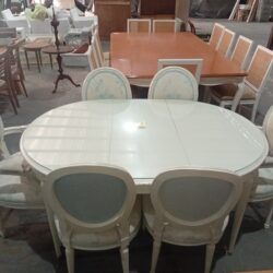 MESA CON SILLAS DE ESTILO