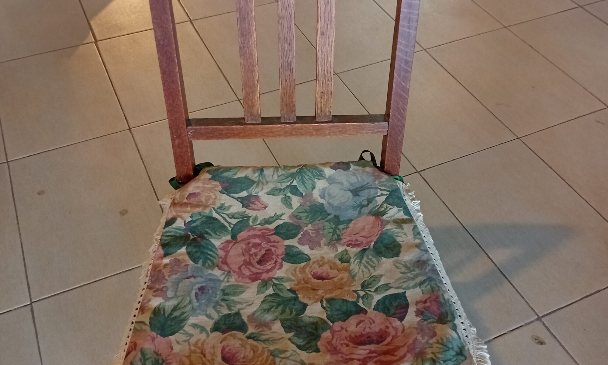 SILLA DE MADERA CON ALMOHADON